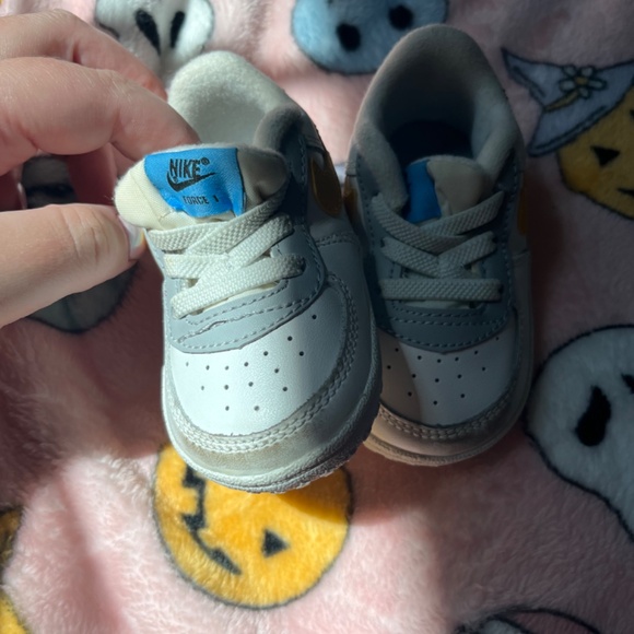 Nike Kids Shoes in White and Yellow - Picture 4 of 8